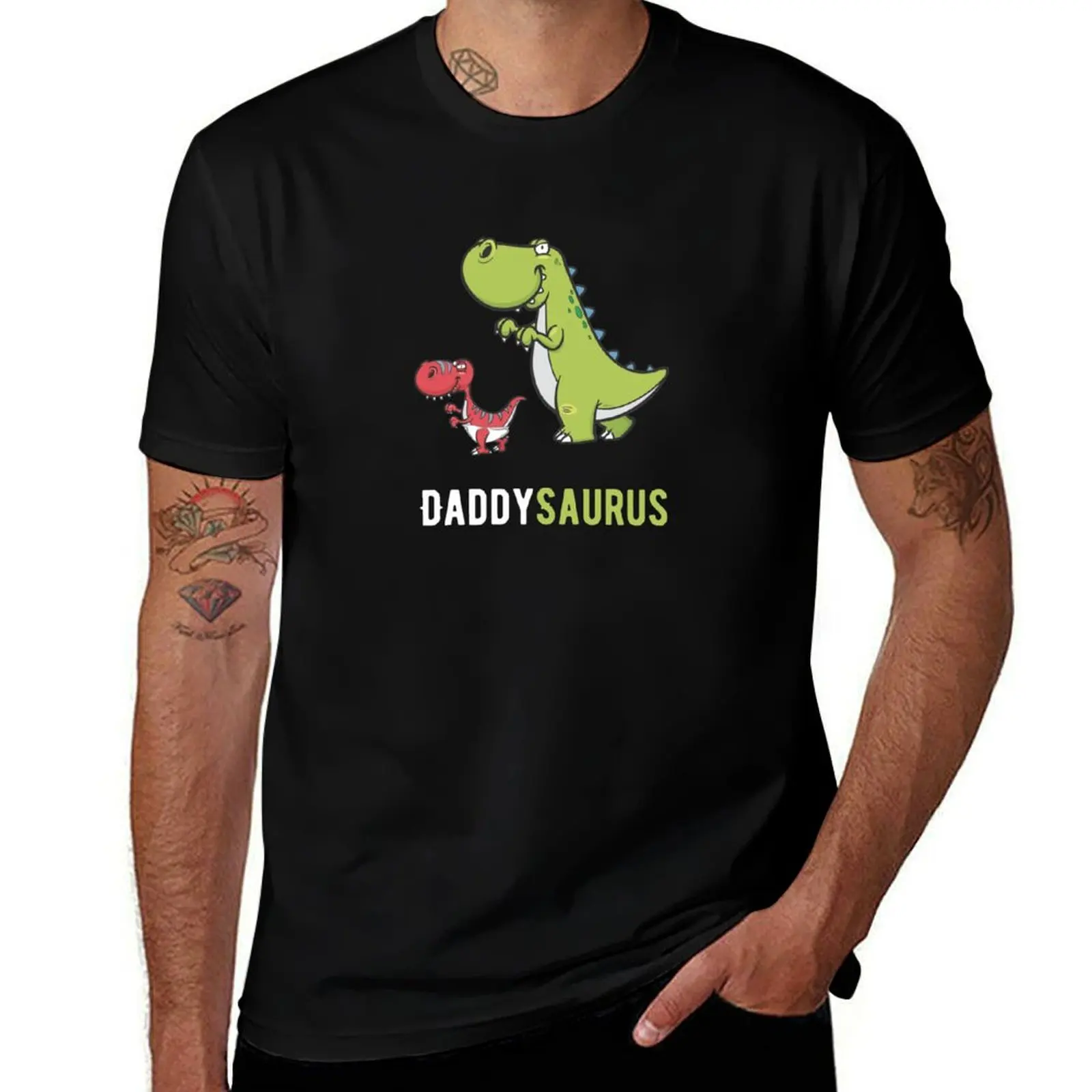 Фото Футболка Daddysaurus T-Rex Dinosaur Papasaurus Dino New Dad, мягкая базовая хлопковая футболка с короткими рукавами №1