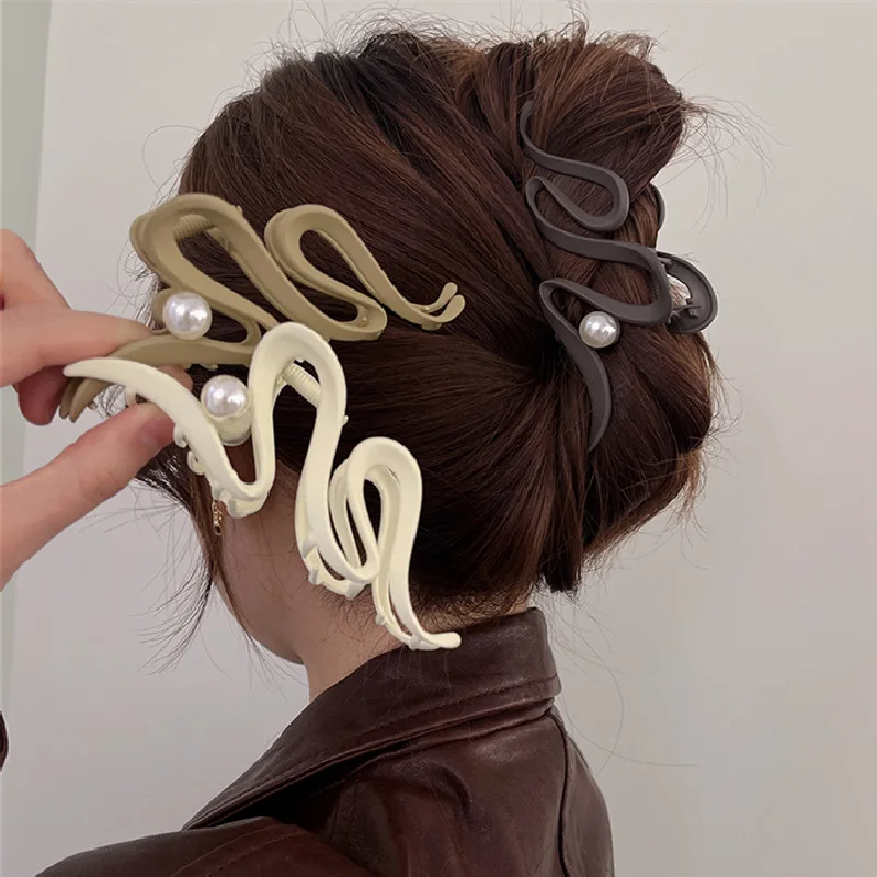 

Women Irregular Metal Metal Hair Claw Clip Elegant Fashion Geometric Hair Clips frosted Ponytail Clip Hair Accessories