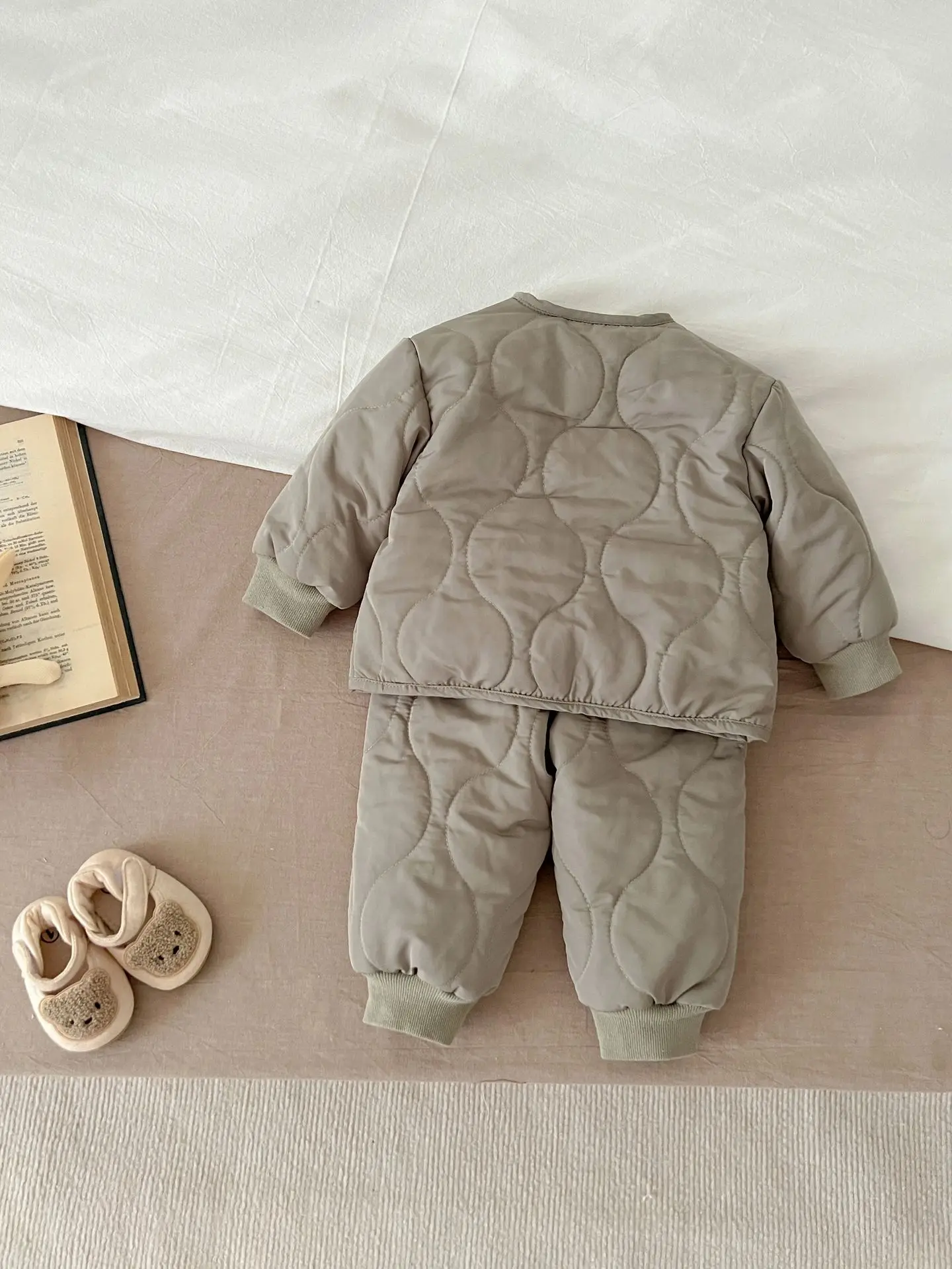 Зимнее однотонное пальто и штаны для младенцев Angoubebe 233S206 унисекс с V-образным