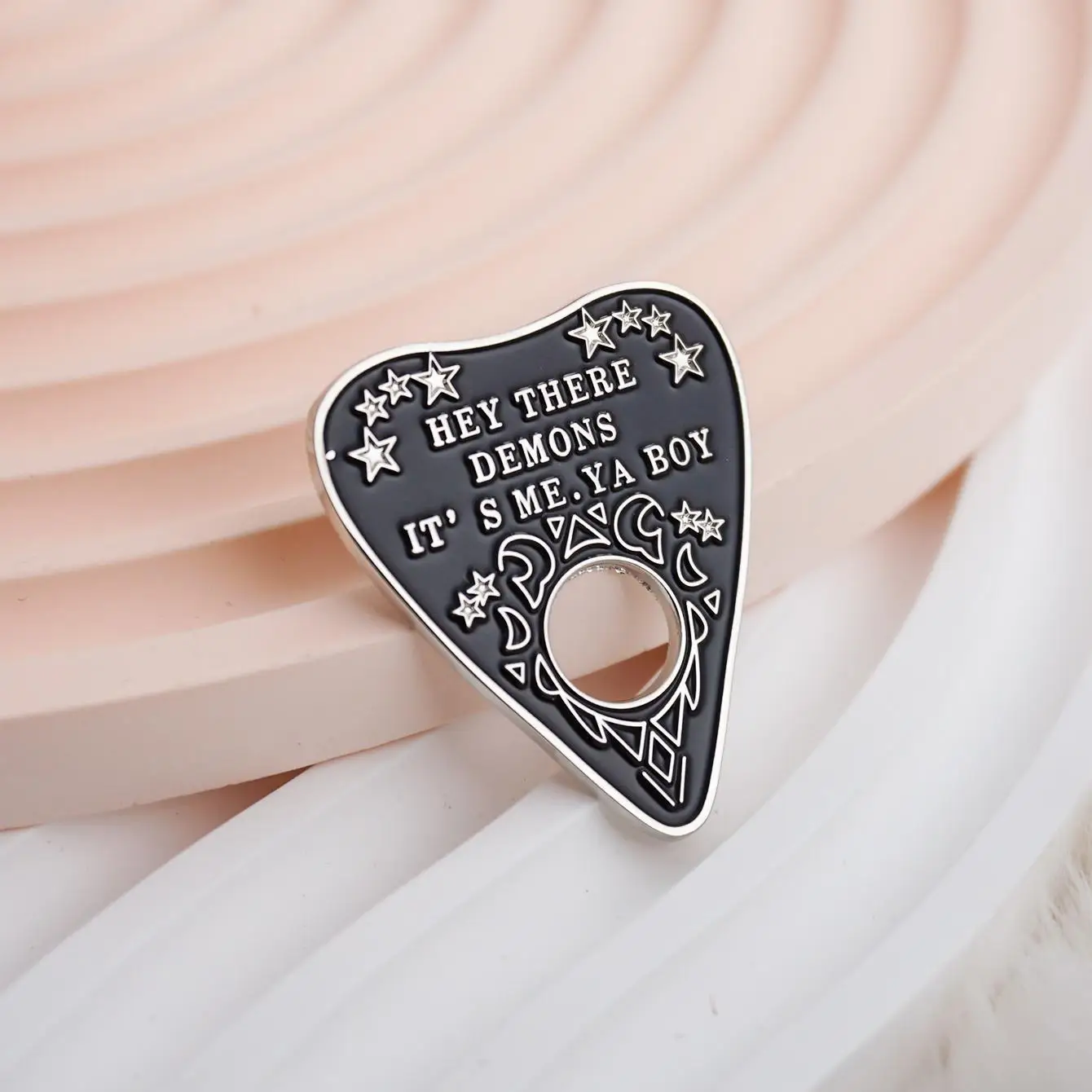 Эй там демоны это я брошь для мальчика Очаровательная заколка Ouija языческий
