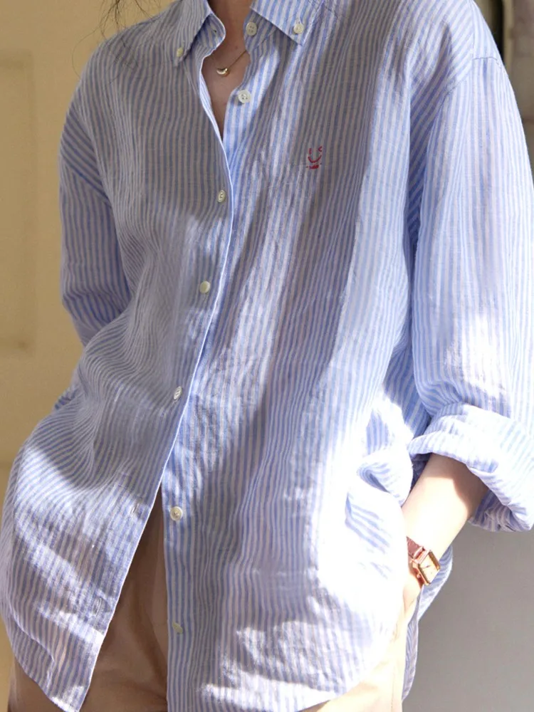 Льняная полосатая рубашка в ленивом стиле с вышивкой смайлика и длинными