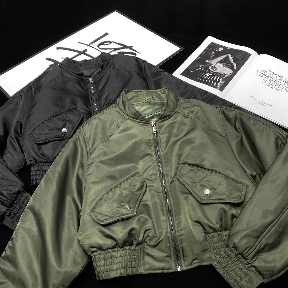 Женская короткая куртка-бомбер на молнии с длинным рукавом