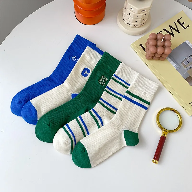 

Модные спортивные носки средней длины корейской версии, хип-хоп в стиле Харадзюку, женские носки из чесаного хлопка с вышивкой и белыми поло...