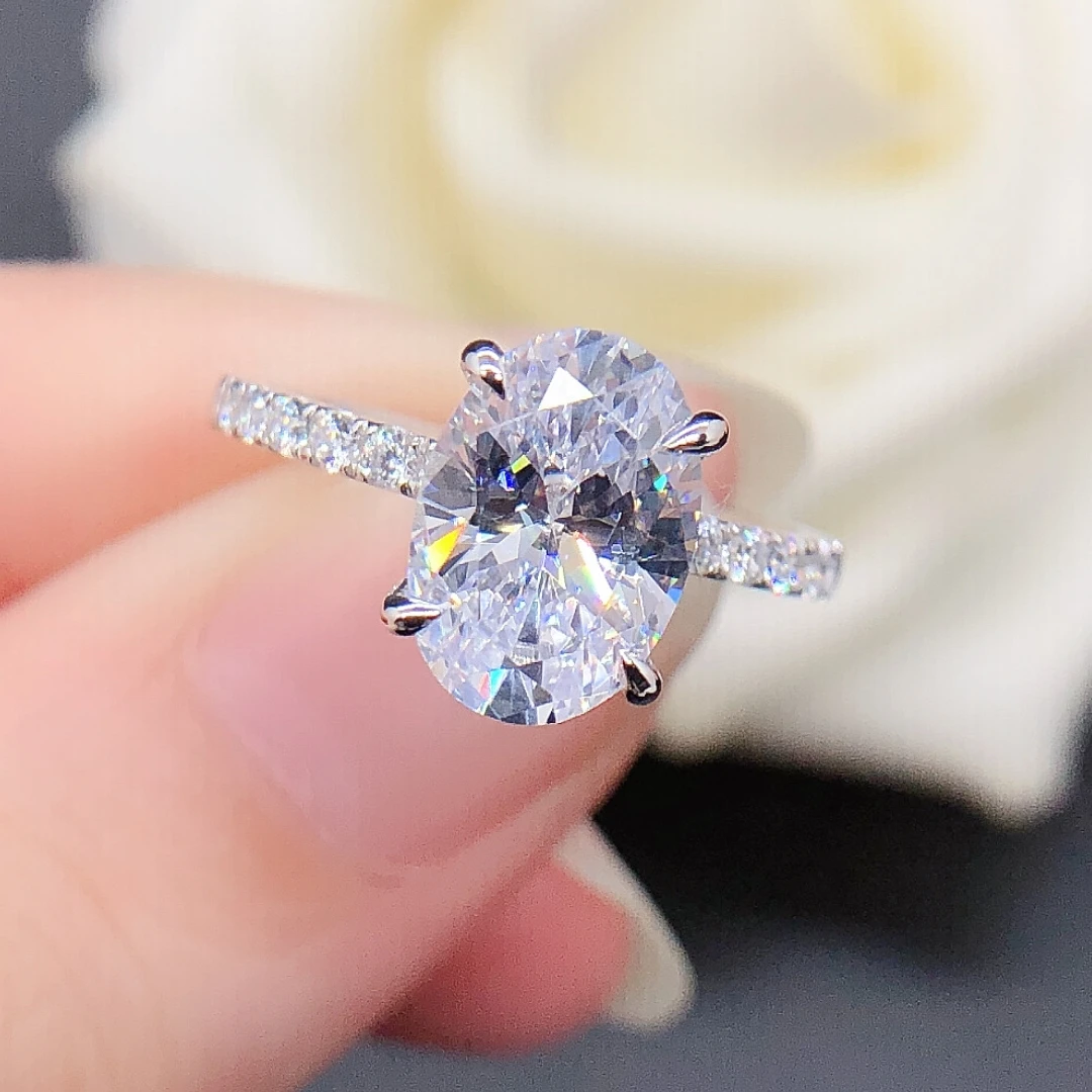 Кольцо обручальное с муассанитом белое золото 18 К 7 х10 мм 2 5 карат