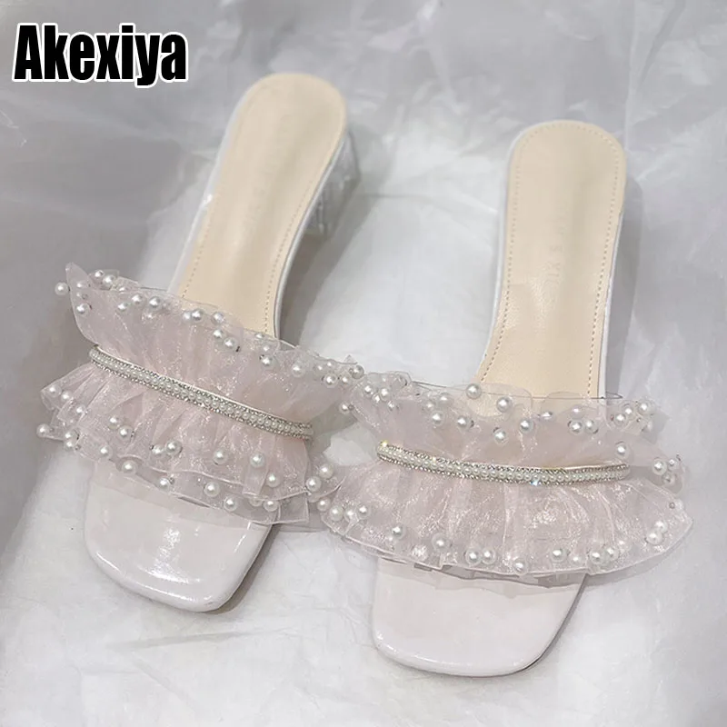 

Новинка 2022, женские шлепанцы с жемчугом, Корейская версия, женские универсальные летние сандалии и тапочки с оборками и сеткой на среднем ка...