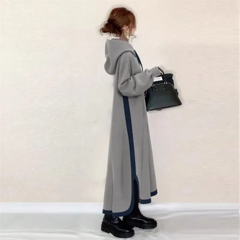 Женское длинное платье-свитшот с капюшоном и длинным рукавом