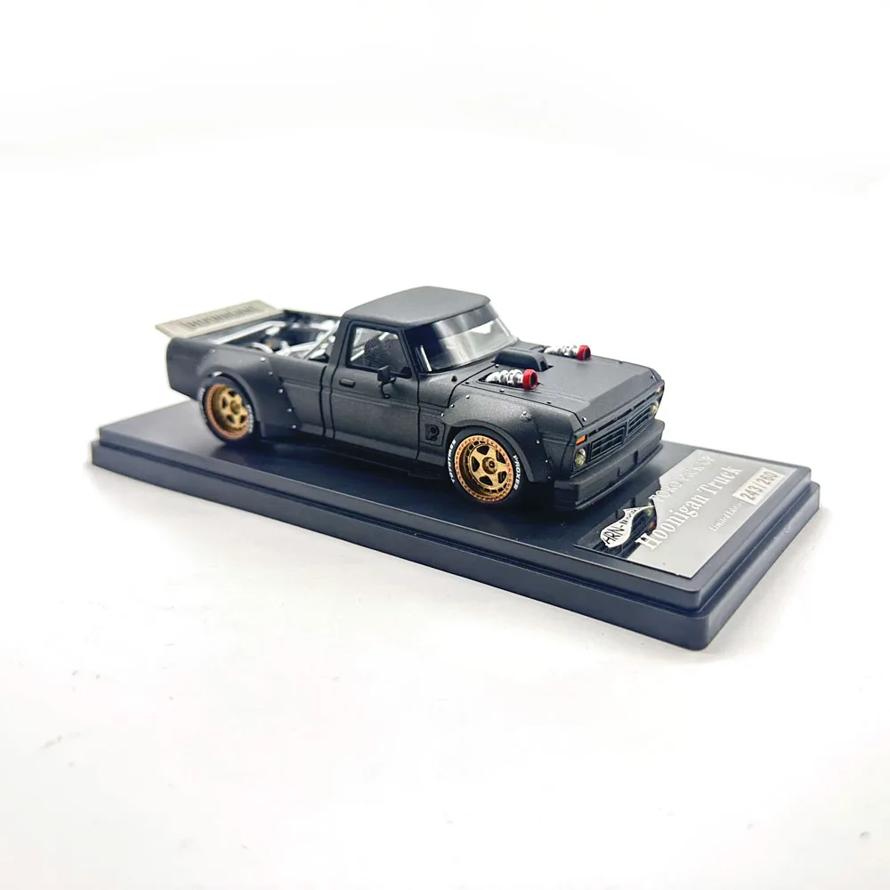 Фото Масштабная модель автомобиля HRN 1/43 из смолы: пикап Hoonigan, подарок на день рождения, коллекционная игрушка, элемент для сценарных сценариев №3