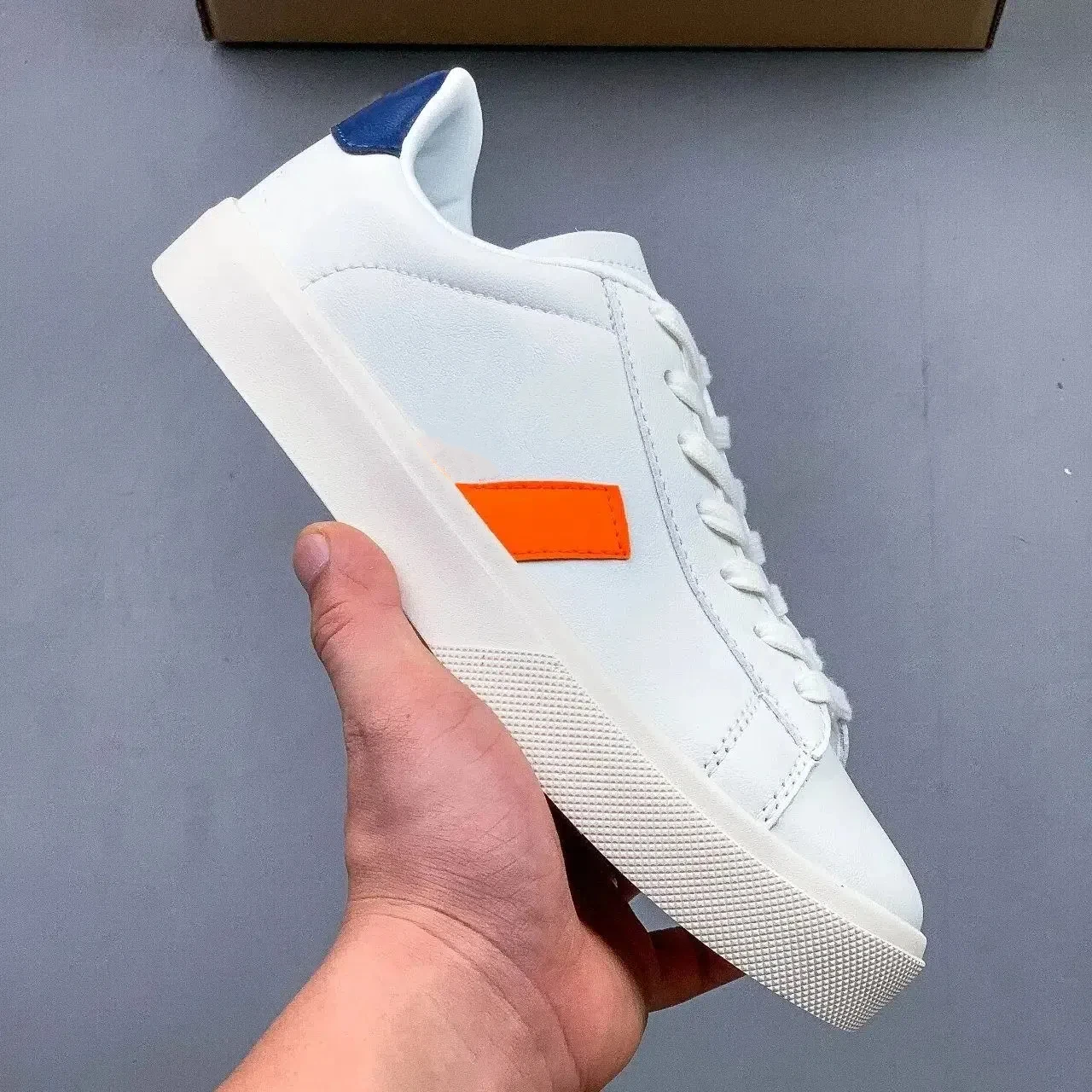 Новейшие брендовые женские и мужские прогулочные туфли классические V10 V Letter