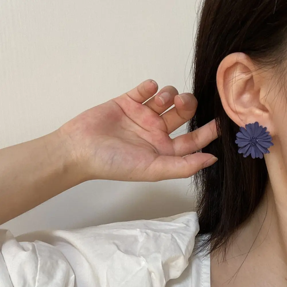 

Simple Lovely Women Temperament Korean Girl Stud Earings Daisy Flower Earrings Zinc Alloy Stud Earings Fashion Jewelry