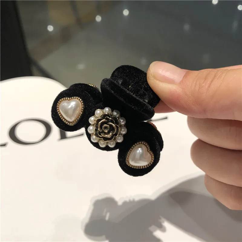 

Autumn And Winter Hair Accessories Women's Flocked Pearl Flower Grab Clip Plush Hairpin Large Hair Grab Shark Clip New