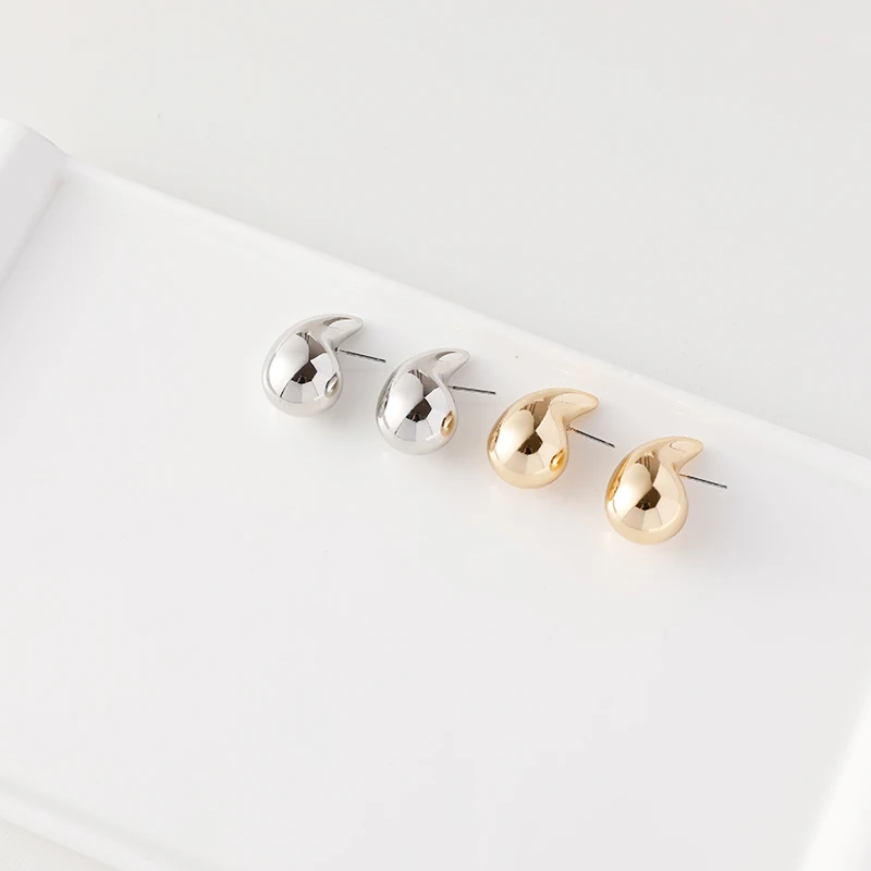 

Женские золотые серьги в форме капли