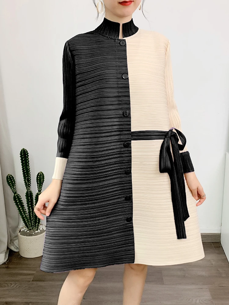 LANMREM контрастного цвета плиссированное платье с поясом воротник-стойка длинные