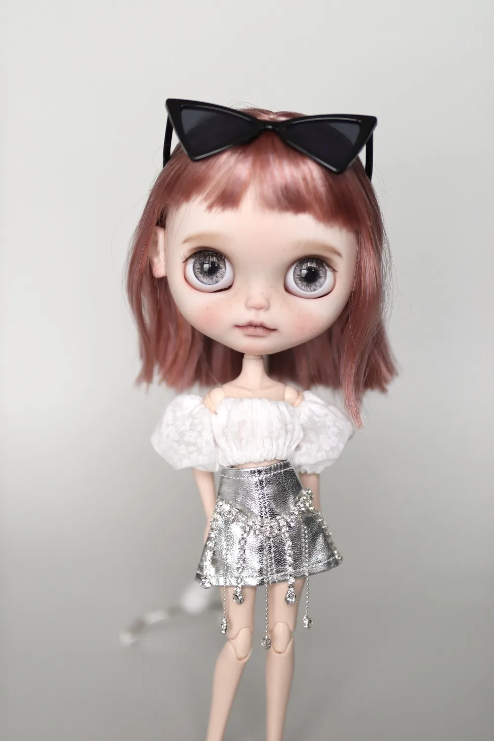 

Blythes doll dress is a stylish 1/6 size ensemble of a two-piece blue one-shoulder skirt and a silver one-shoulder skirt 30cm
