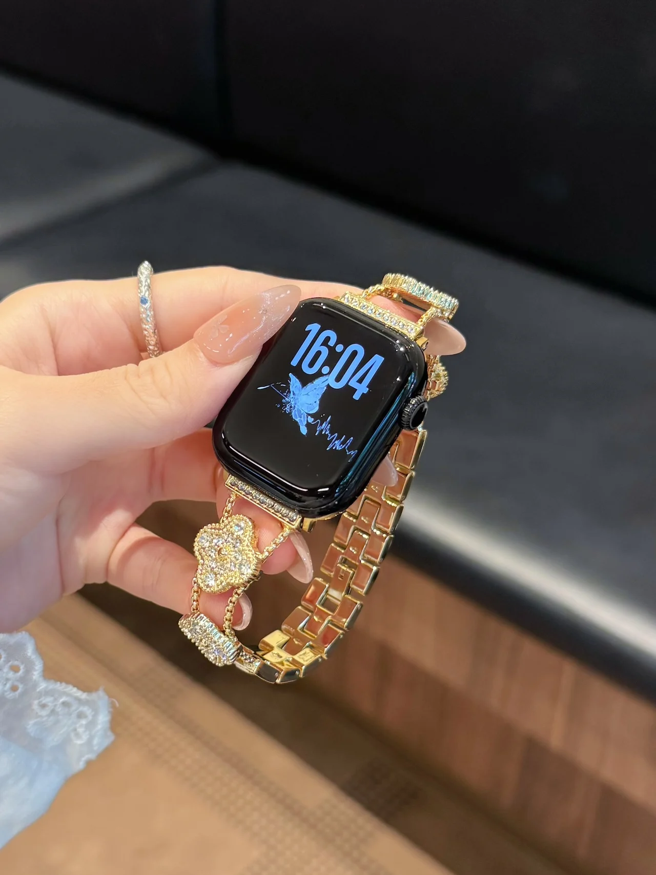 Фото Ремешок с четырехлистным клевером и стразами для Apple Watch 38/40/41/42/44/45/49 мм, стильный и эффектный браслет для iWatch Series №3