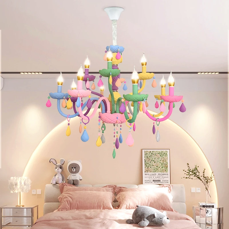 Дешево Люстра Макарон для детской спальни, празднование дня рождения, подвесные светильники, Хрустальная светодиодная Радужная люстра-Свеча для д...