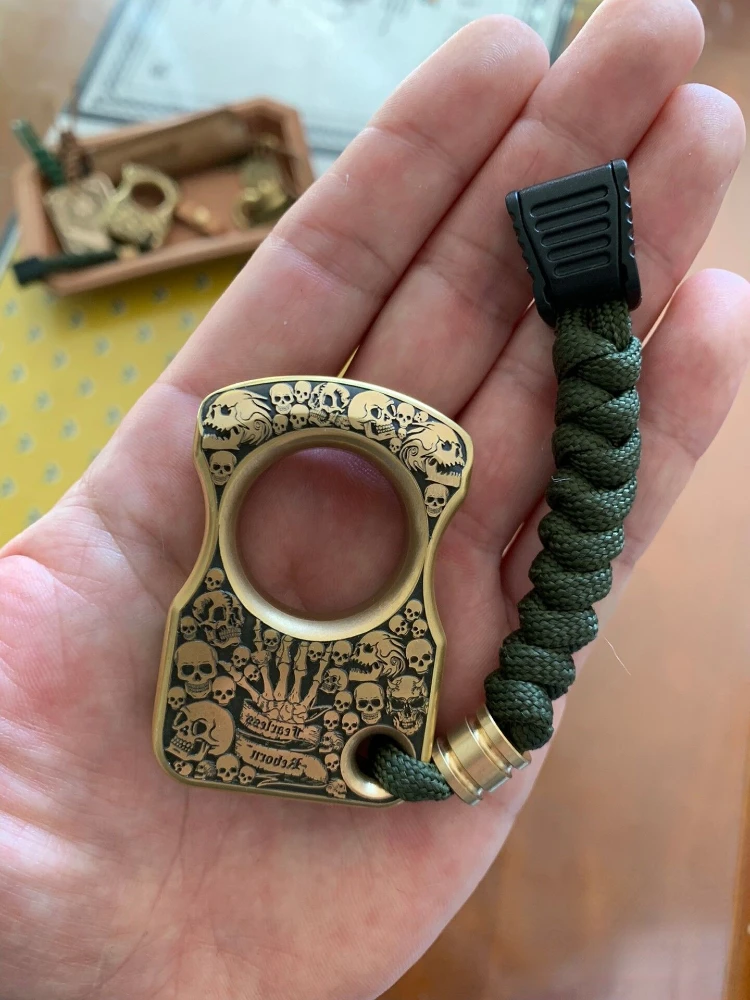 Second-Hand EDC Full Flower Skull Brass Brass Knuckle Adult Toys Sold Will Not Be Returned Or Exchanged enlarge