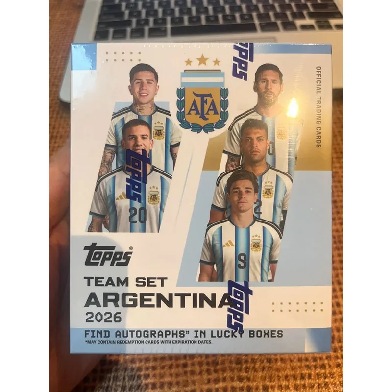 Фото Коллекционные карточки 2026 Topps: Официальный набор команды Аргентины на Чемпионате мира по футболу (Месси, Лаутаро, Альварес) — 1 автограф на 2 коробки для футбольных фанатов №2