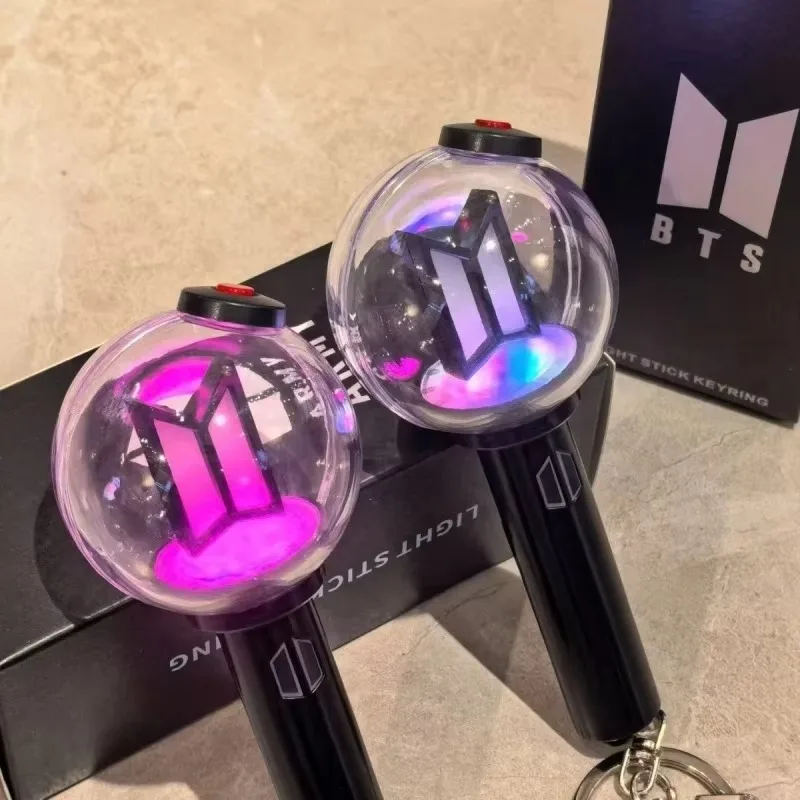 Фото В наличии: Миниатюрный светящийся брелок-подвеска K-POP Army Ver4 для фанатов, портативный декоративный подарок для концертов. №3