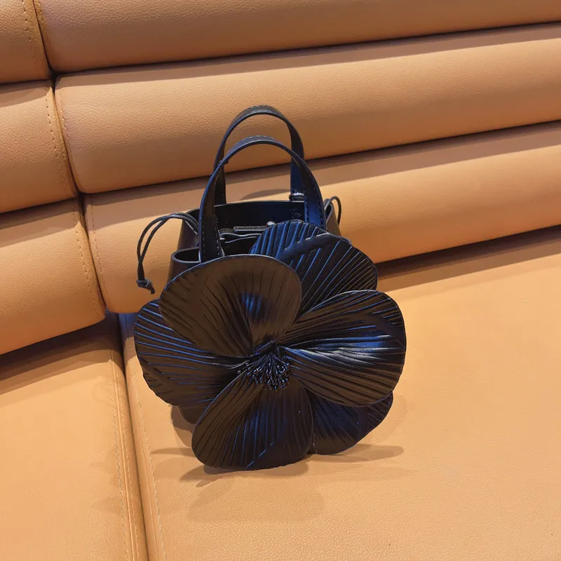 Элегантная женская сумка через плечо с цветочным принтом и цепочкой модная