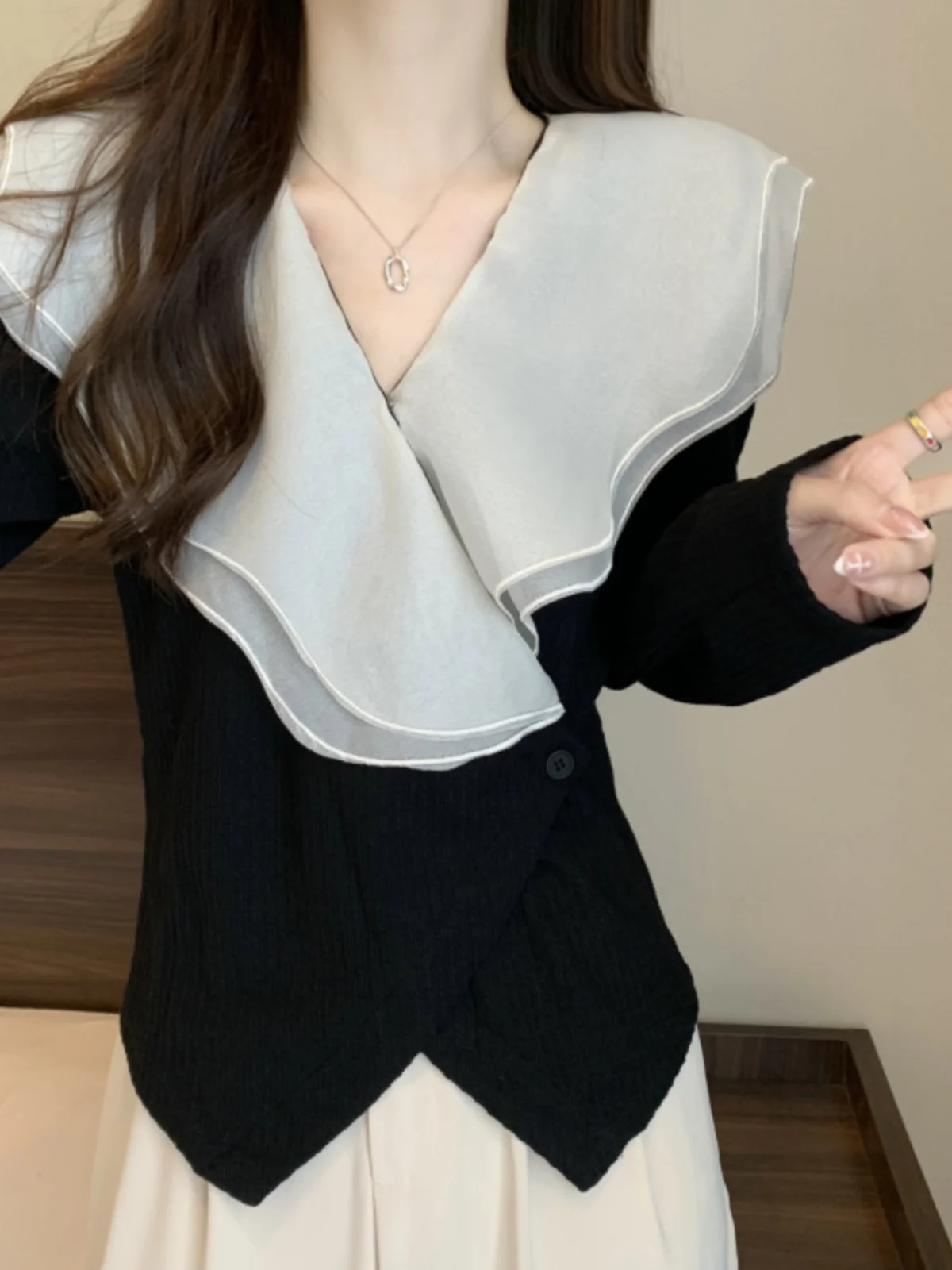 Изящные рубашки с длинными рукавами и v-образным вырезом во французском стиле