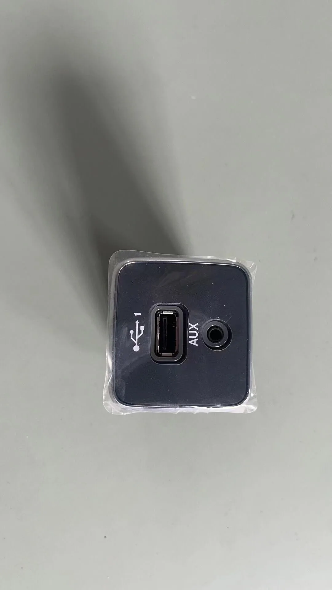 

Автомобильный вспомогательный USB-адаптер 5XG28DX9AC, аудиоадаптер AUX, зарядный порт, аудиоинтерфейс для Jeep Cherokee Compass 2017- 2021 м