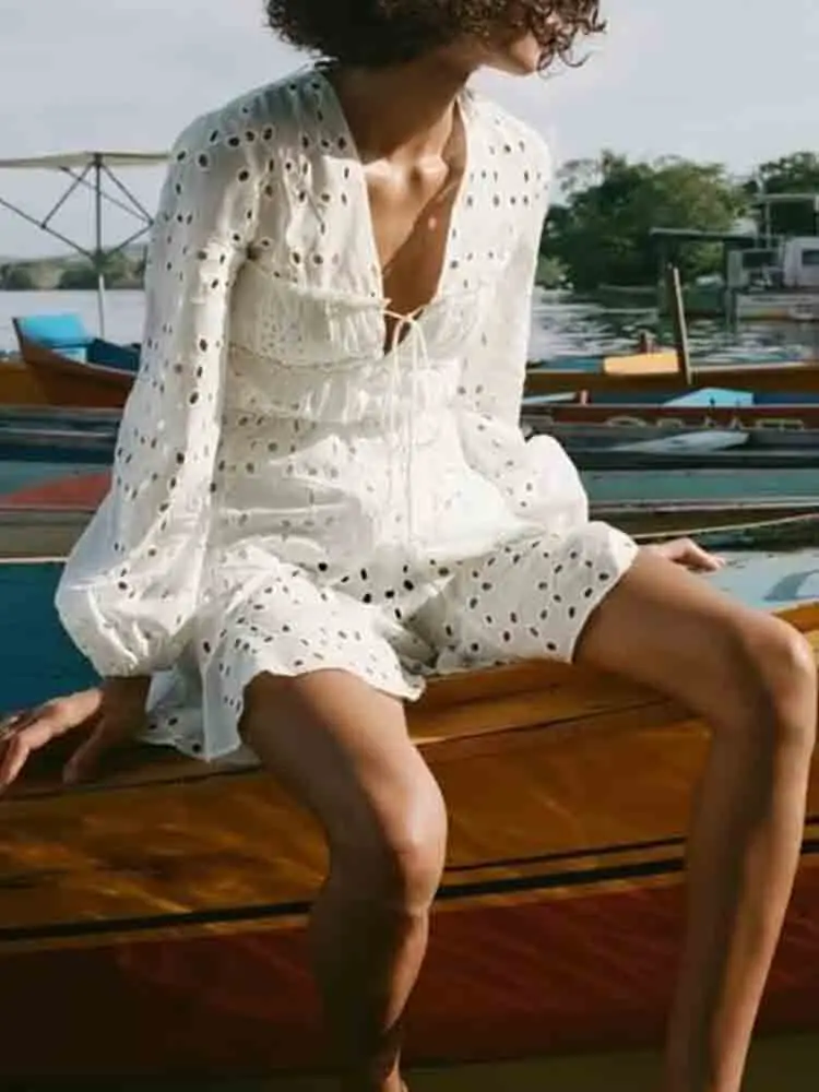 

Платье-мини женское с вышивкой, элегантное короткое белое ажурное платье с длинным рукавом и V-образным вырезом, на лето