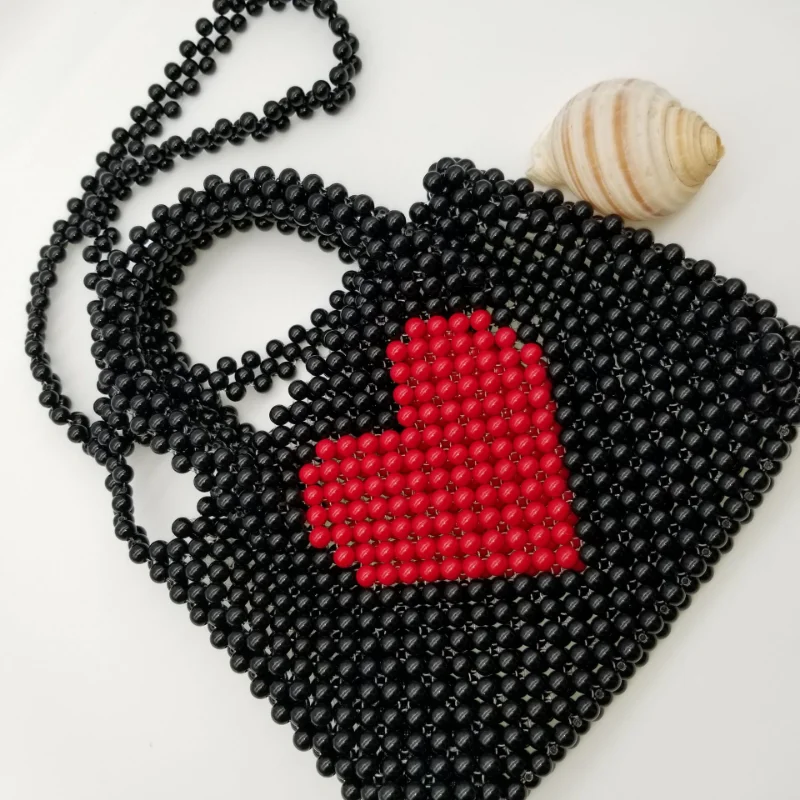 Сердце из бисера. Бисер любовь. Брошь сердце бисером. Бисер любовь. Бисер любовь.