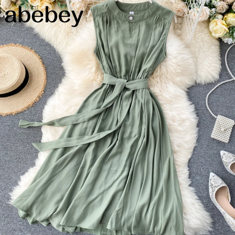 Женское однотонное зеленое платье без рукавов с круглым вырезом и поясом |