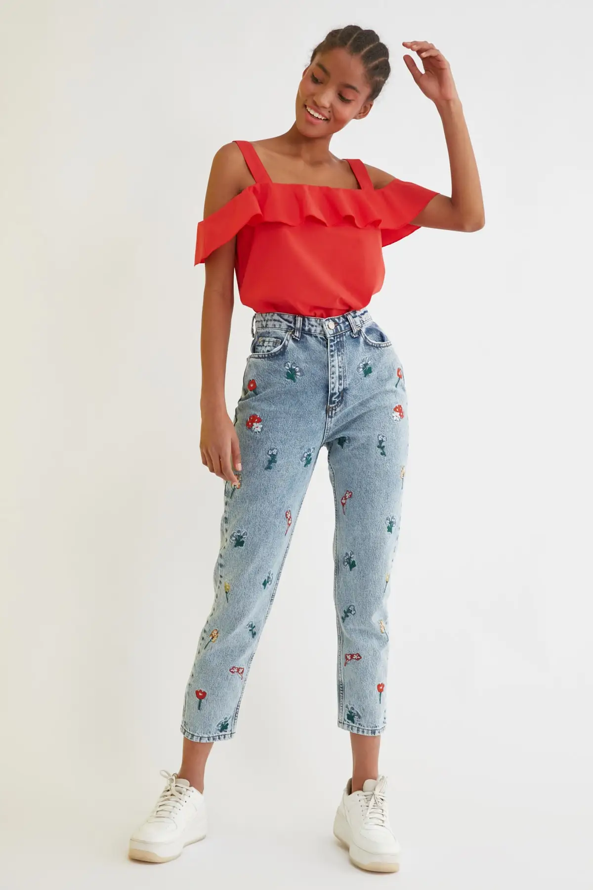 

Trendyol Floral Embroidery Embroidered High Bel Mom Jeans TWOSS21JE0591