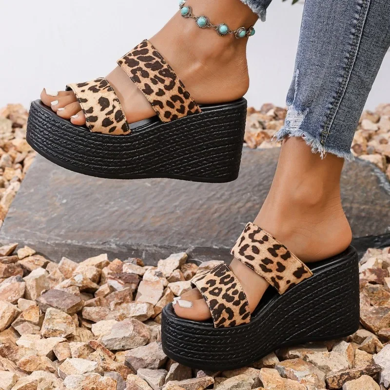 Леопардовые тапочки на танкетке женские модные шлепанцы платформе летние