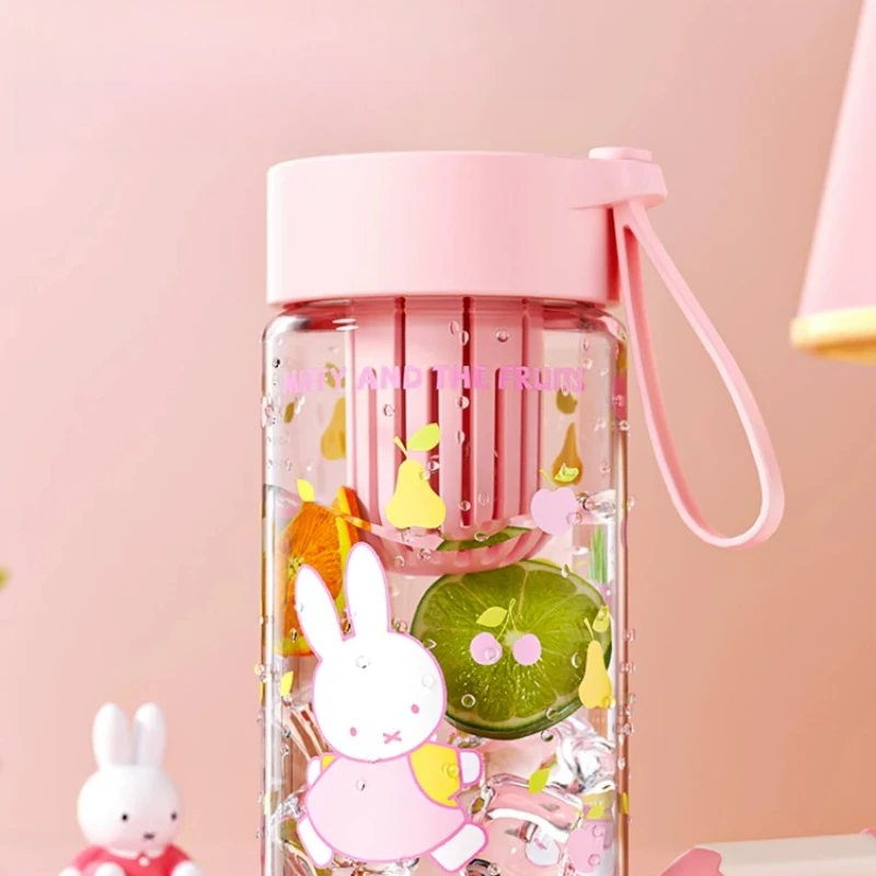 Фото Кружка для воды Miffy Kawaii в стиле аниме, новый дизайн, стильная, для девочек, для школы, прогулок, портативная, милая, прозрачная, для спорта и путешествий. №3