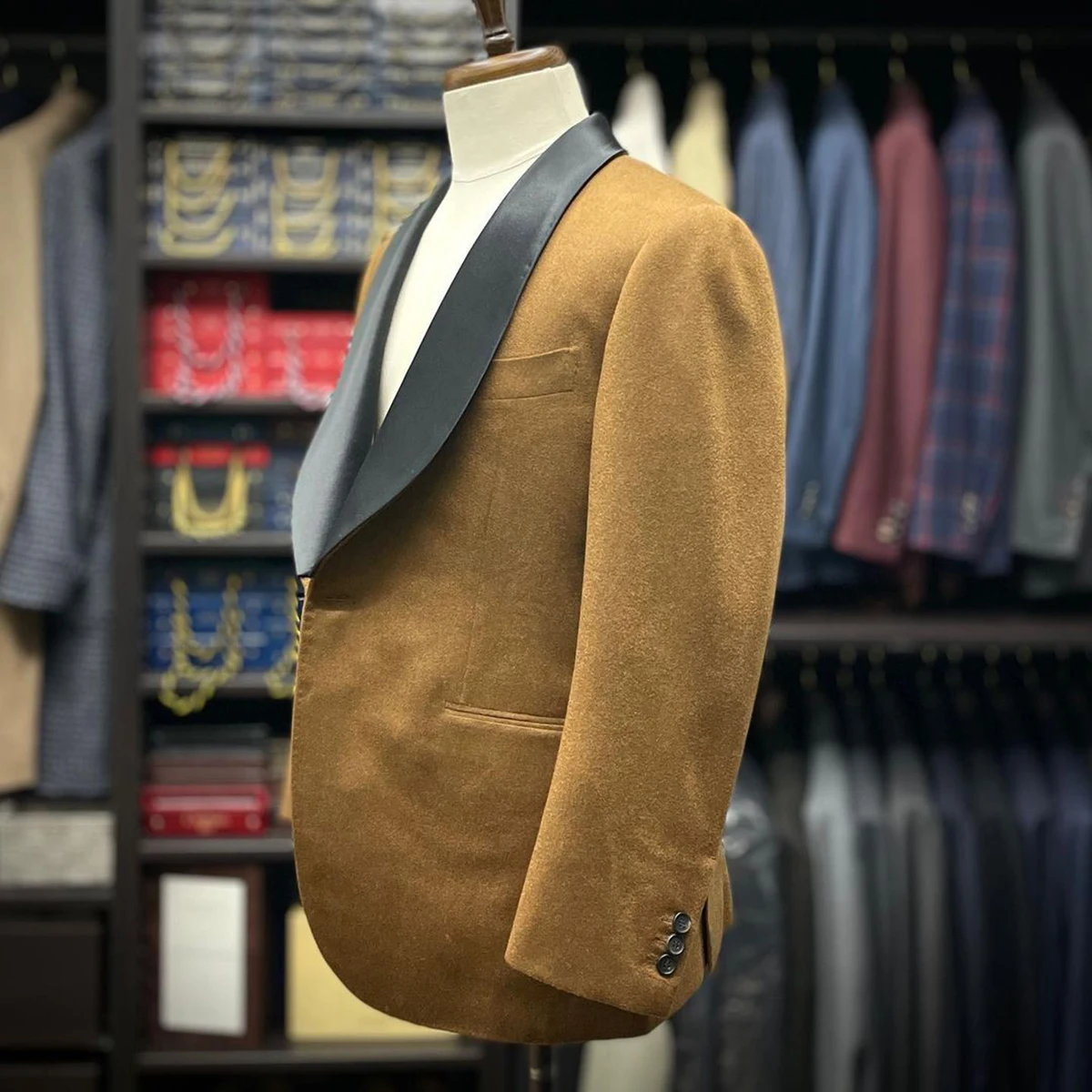 Рисунок 4 - Осенне-зимние свадебные костюмы