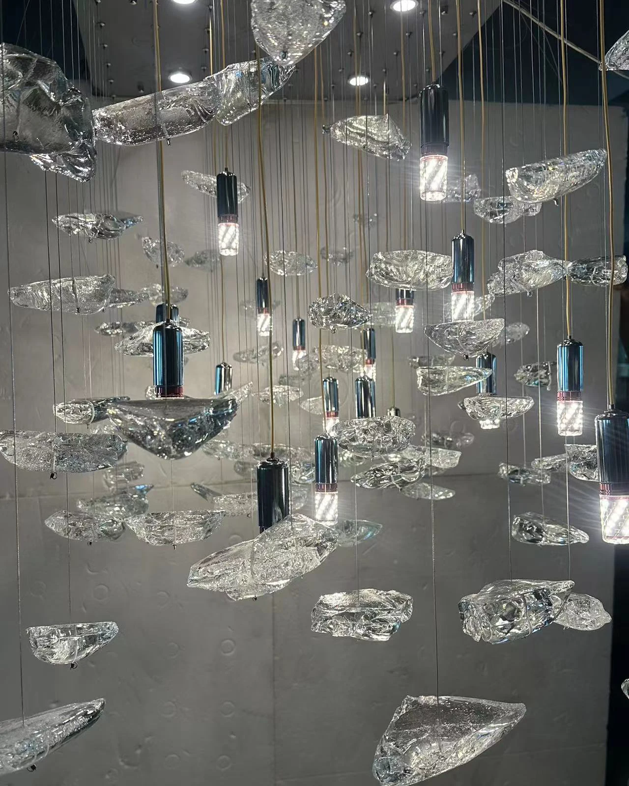 Пользовательские художественные кристаллы неправильной формы стеклянные камни