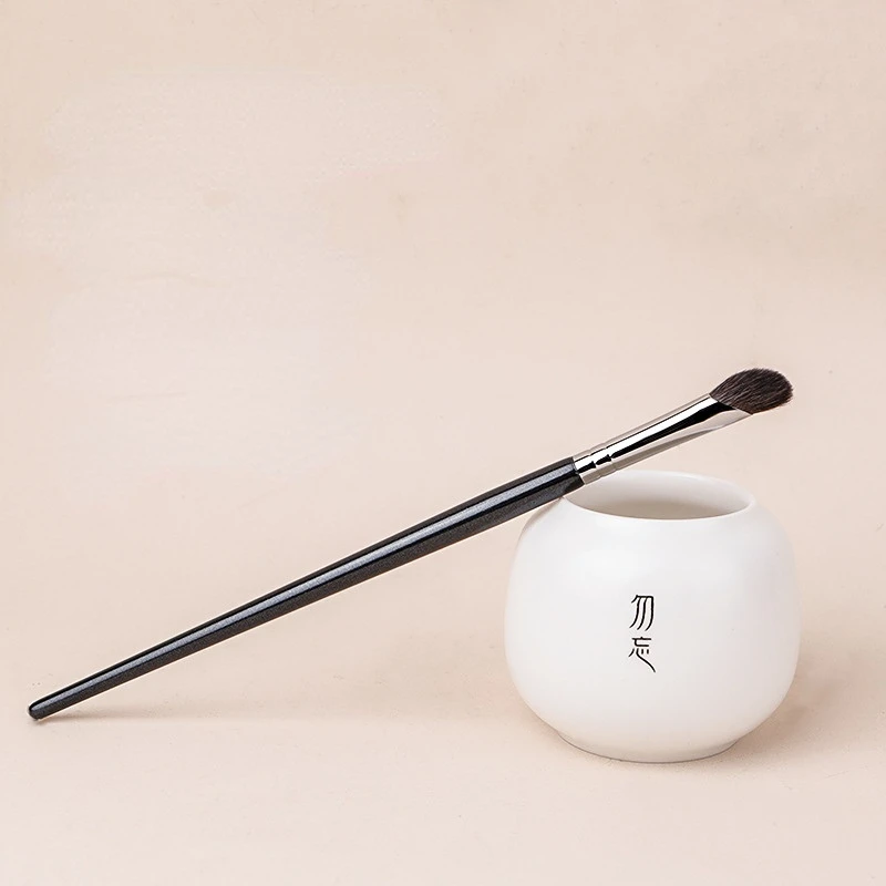 

Makeup Brush Eyeliner Brush Nose Shadow Brush Eyelids Lying Silkworm Brush