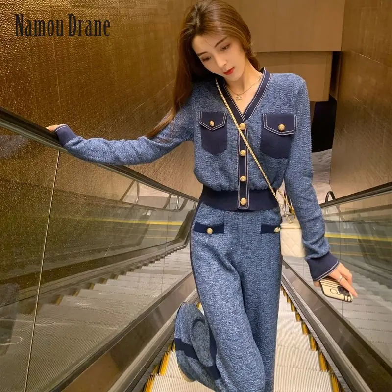 

Женский трикотажный костюм с V-образным вырезом и брюками