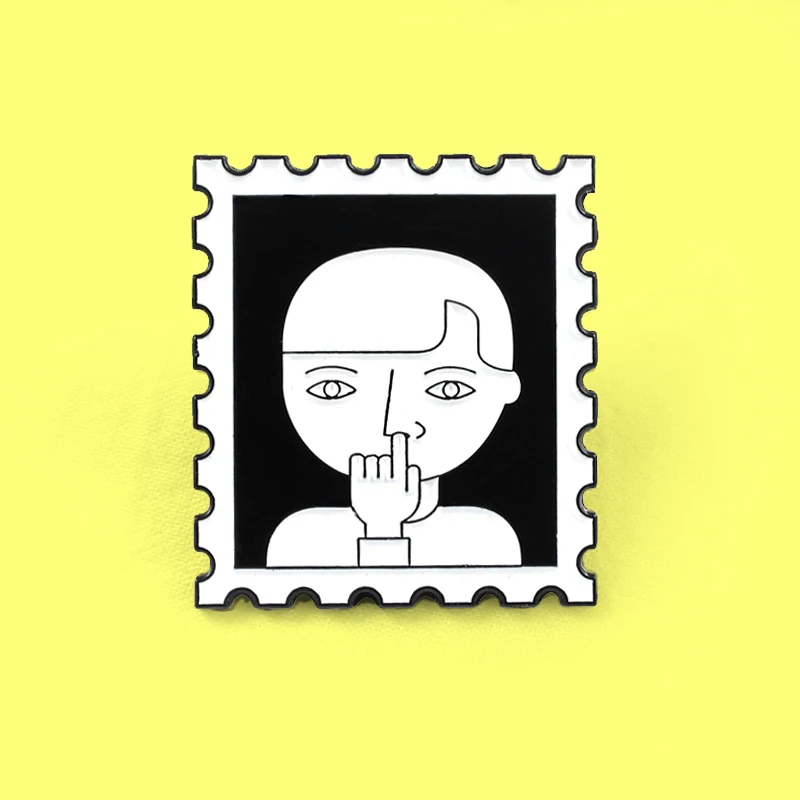 Фото Штамп Брошь для мальчика Маленький мальчик копает нотрилы Забавный значок