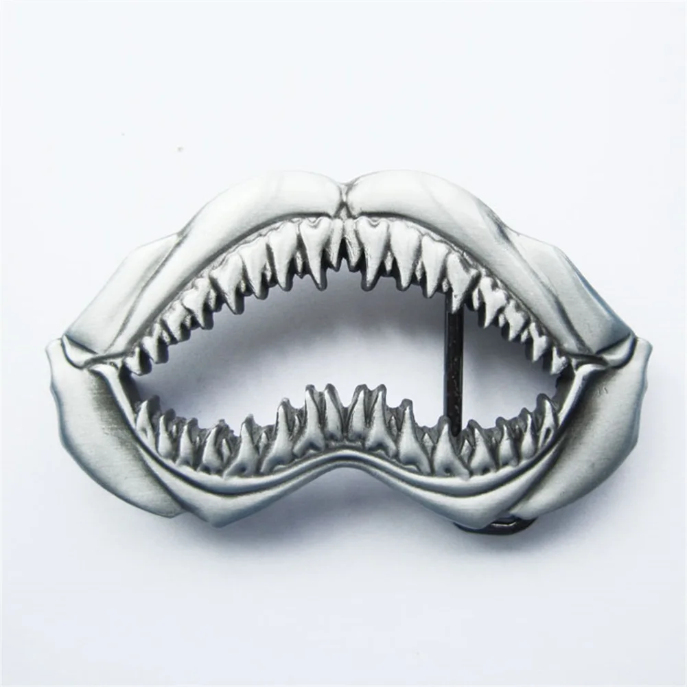 Зубы кошки и зубы акулы. Металлическая челюсть. Металлическая челюсть 3д. Стилизованная железная челюсть.