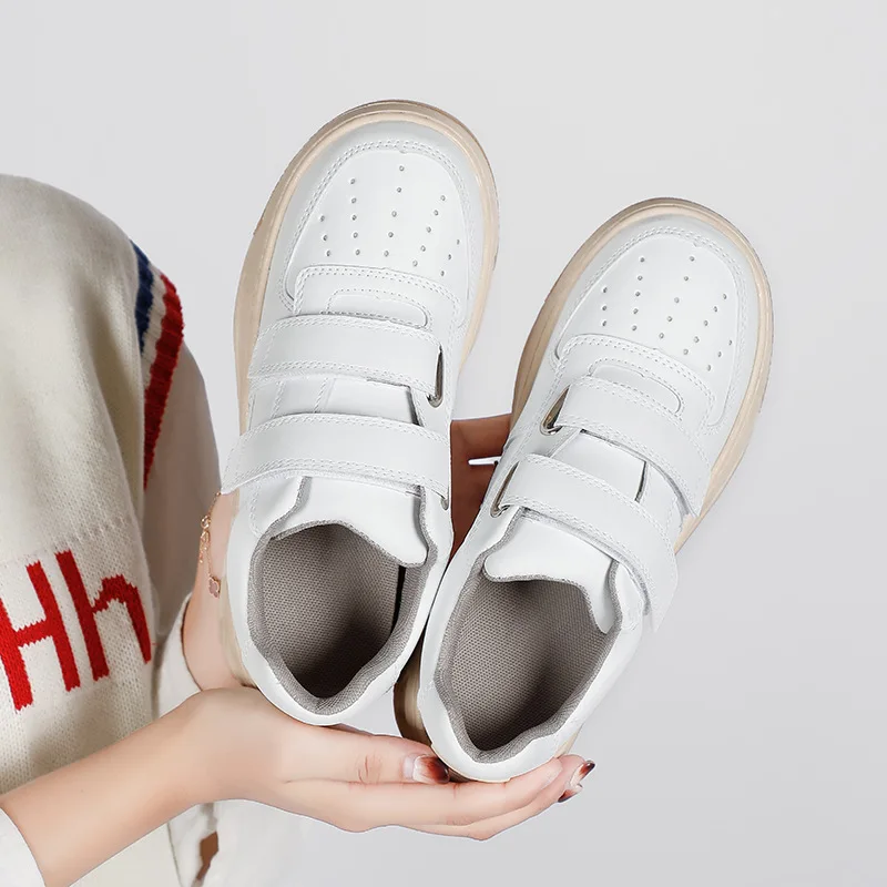 Женские кожаные туфли на липучке маленькие белые с круглым носком отверстиями