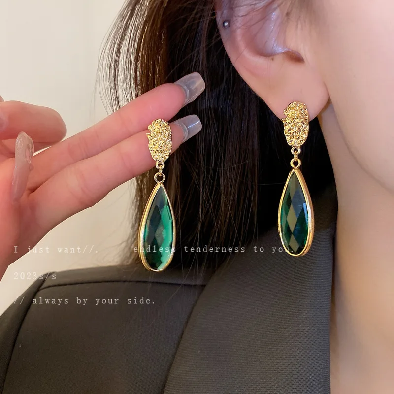 

Silver Needle Pleated Oval Emerald Drop Diamond Earrings Fashion Light Luxury Metal Ear Studs Advanced Sense Wholesale