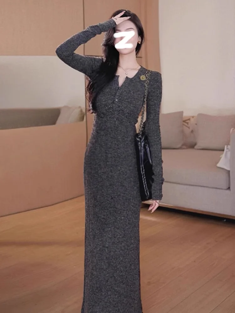 Серое трикотажное платье с полуоткрытым воротником женское зимнее 2024 новое