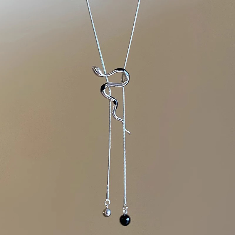 Длинное ожерелье с переплетенными змеями