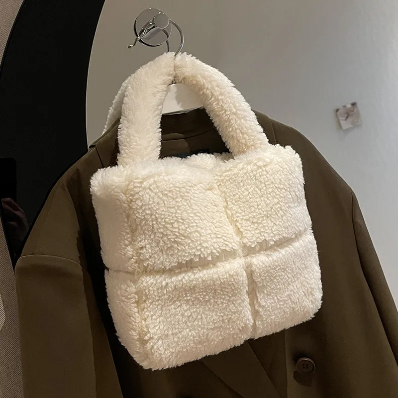 

Женские сумки из мягкого искусственного меха, маленькие Зимние Модные дорожные дамские сумочки и кошельки 2022, дизайнерская женская сумка-м...