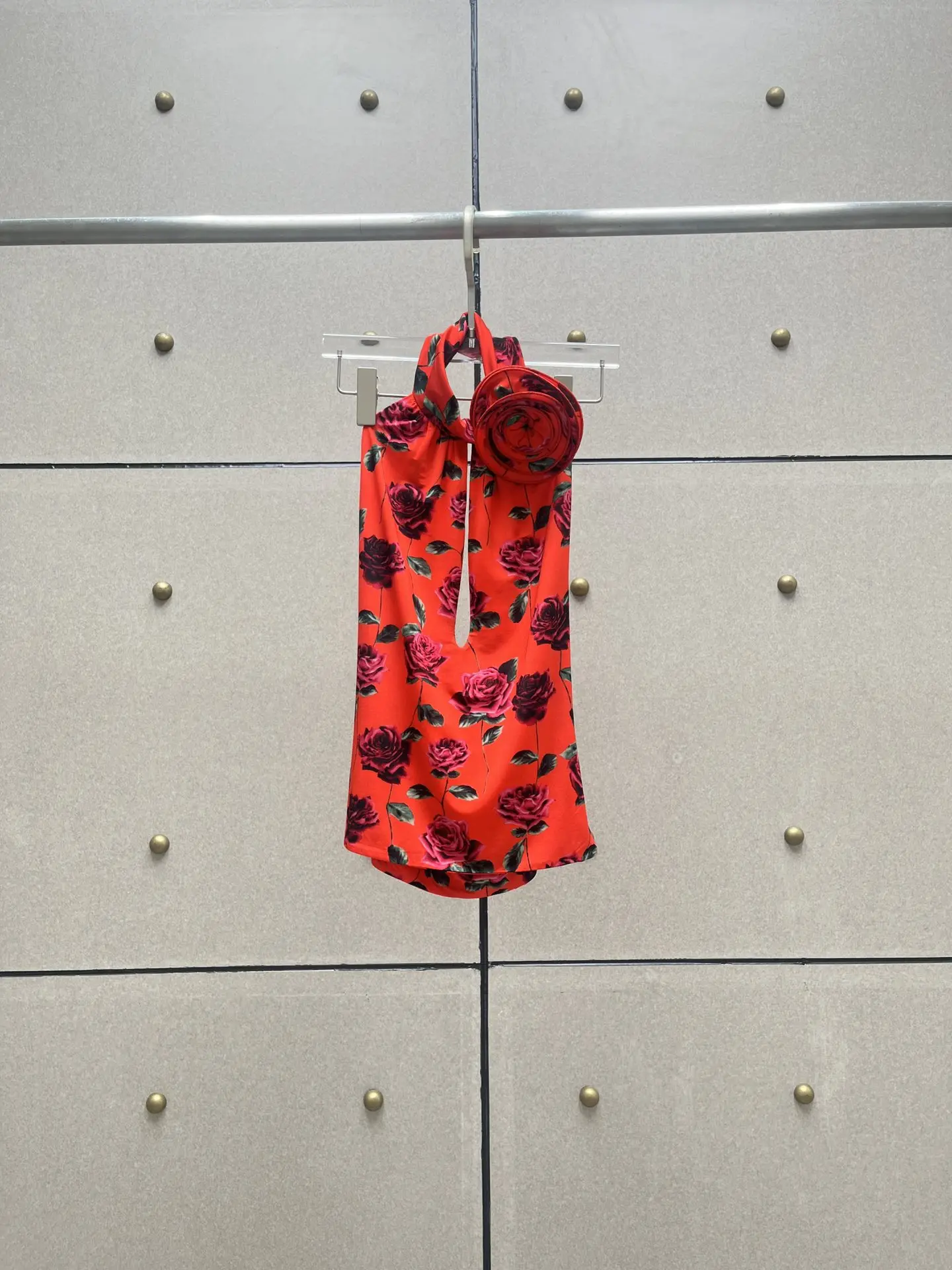 

Топы с цветочным принтом и открытой спиной с ручной росписью 2023 прекрасно подходят для повседневных вечеринок 821