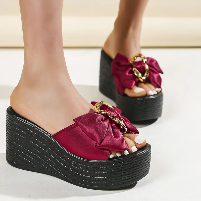 

Шлепанцы женские на платформе, танкетка, цепочка, средний каблук, пляжная юбка, бант, модные тапочки, лето 2023