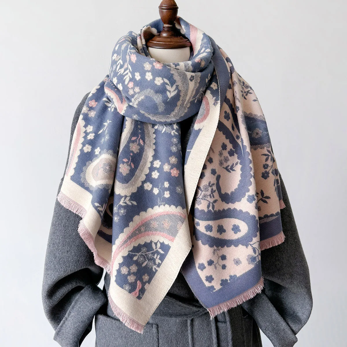 Зимний шарф роскошный теплый из пашмины женский шаль с кисточками и накидка