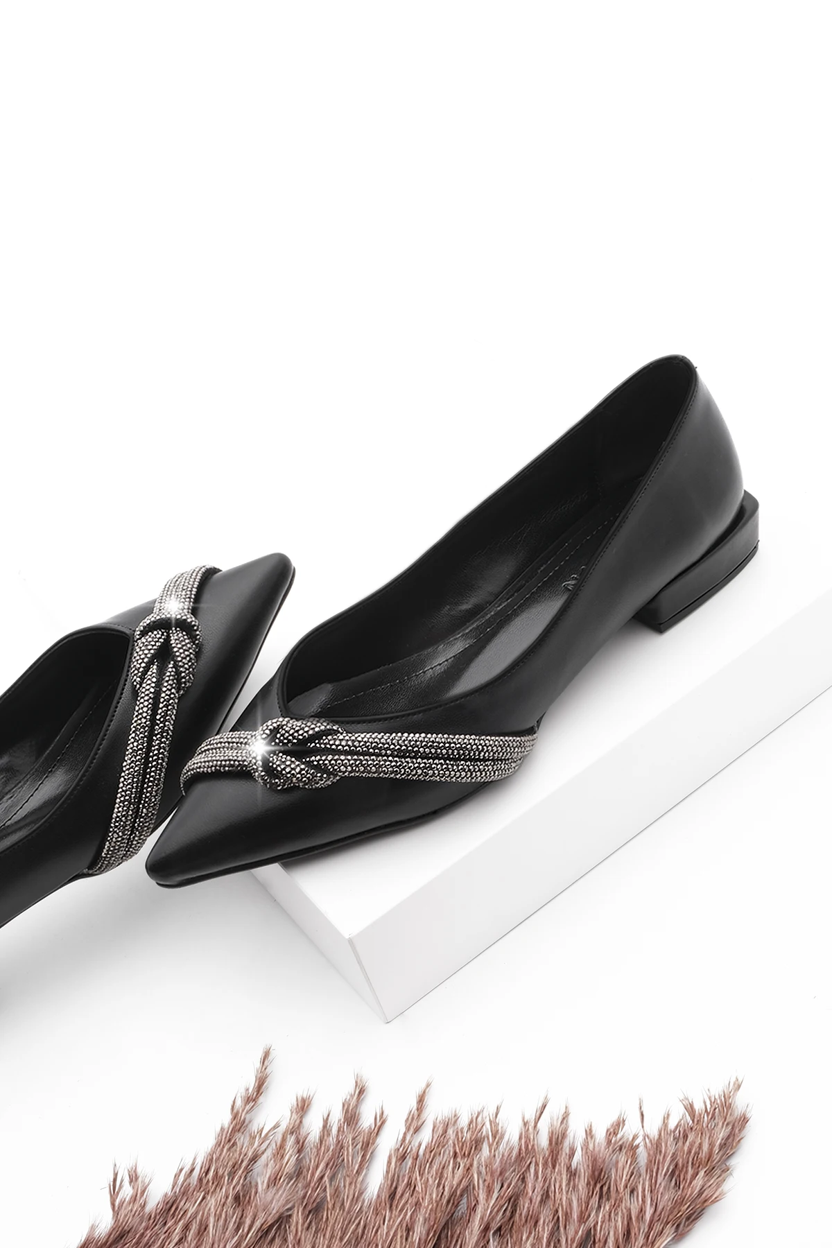 

Женские туфли на плоской подошве, сезон 2022