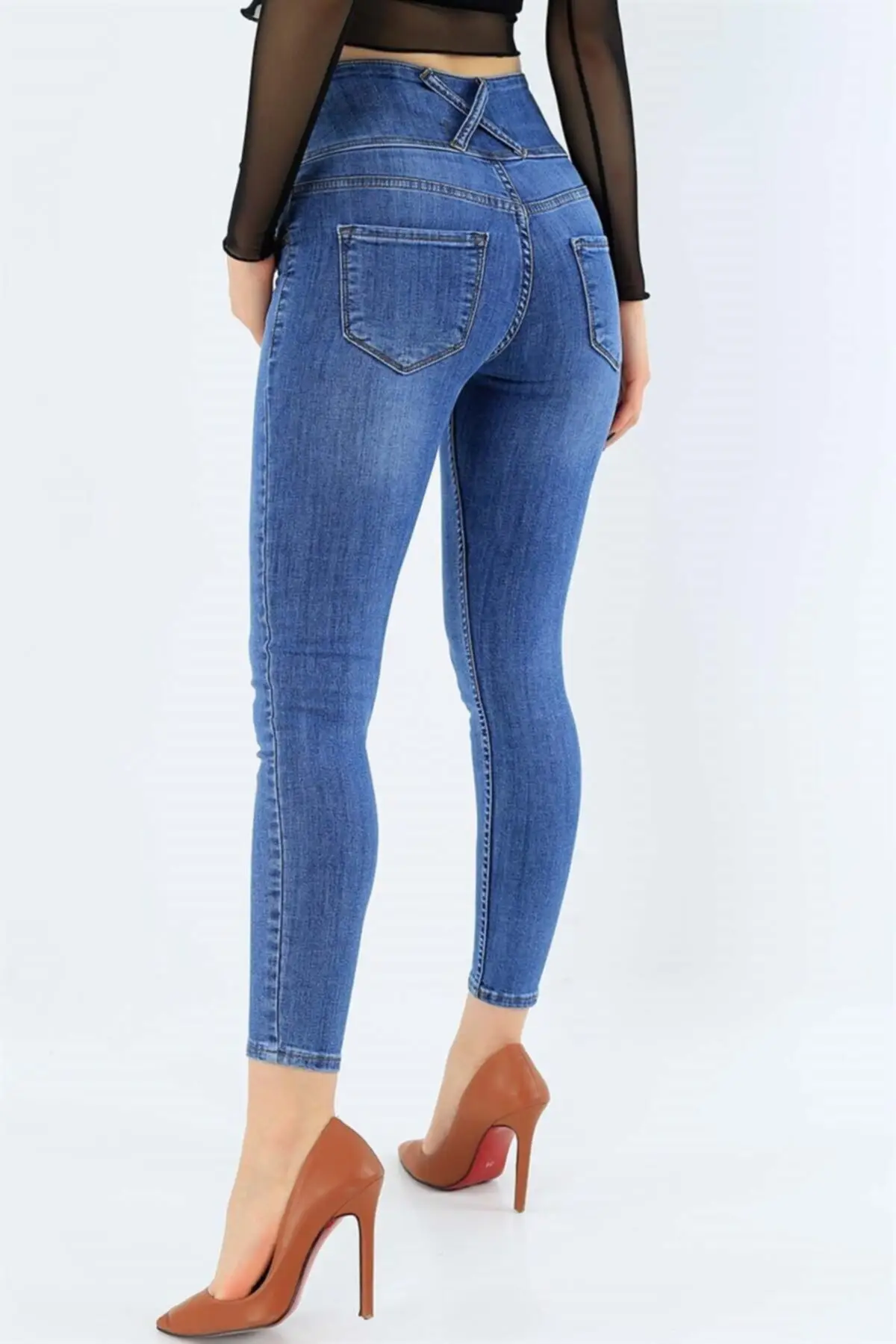 джинсы прямого кроя. джинсы с эластаном. девушки в белых джинсах. джинсы с эластаном. джинсы eurofashion.