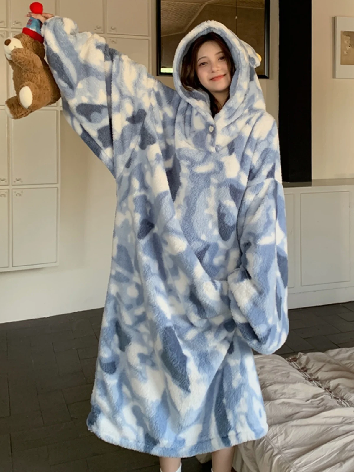 Leopard Print Large Nightgown Autumn and Winter Coral Fleece Men's Women's Same Sle Fleece-lined Thickened Cartoon Hood...