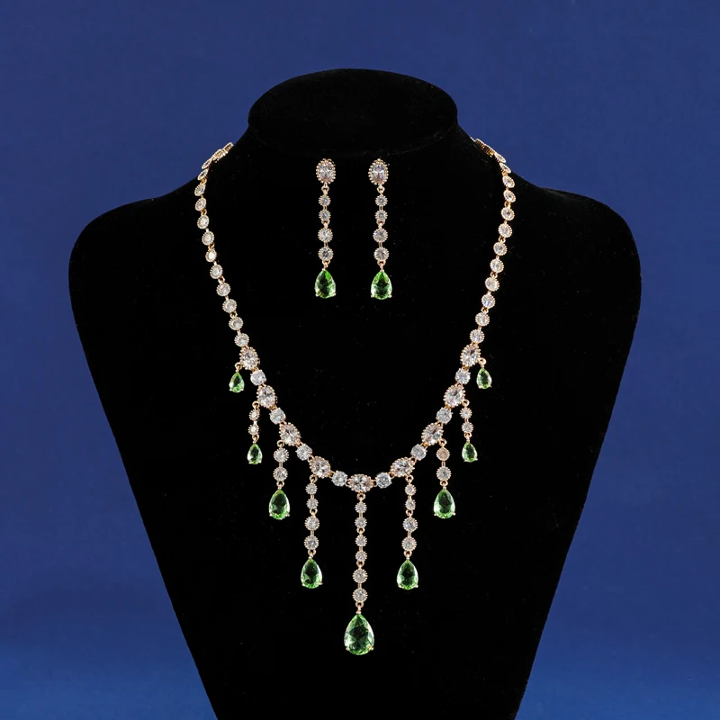 Женский ювелирный комплект из колье и серёг с фианитом