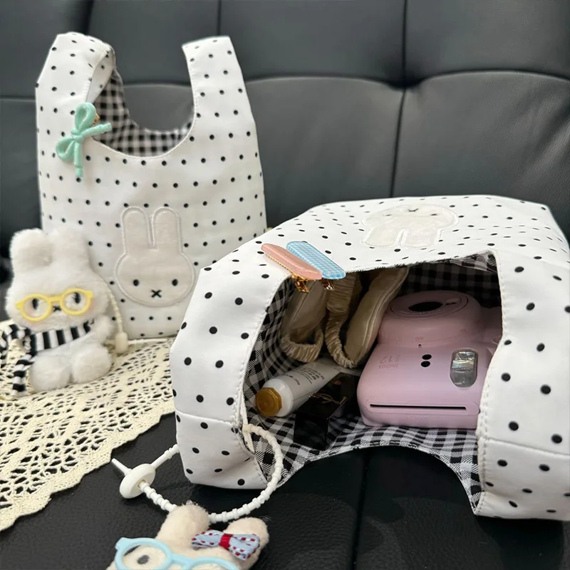 Фото Новая черно-белая сумка в горошек Miffy, простая легкая сумка для обеда, портативная сумка для хранения косметики с мультяшным рисунком, подарок на день рождения другу №5